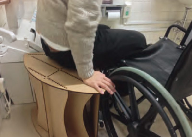 頚髄損傷者のための長座位車椅子 - 高床式トイレがなくても旅行に行ける-