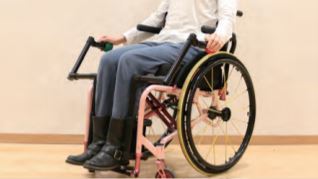 足の挙上ができる車椅子レッグレスト