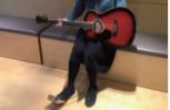 麻痺のある人や苦手な人向けのギター補助具
